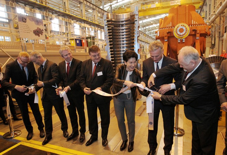 'To jest około 70% zaawansowania' - powiedział Ptaszyński dziennikarzom po uroczystości odprawy turbiny z Zakładu Turbin GE Power w Elblągu do Elektrowni Opole.
<br>
Na zdjęciu od lewej: dyrektor Zakładu Turbin GE Power w Elblągu Andreas Wilhelm, prezes d.s. produkcji GE Christian Bleicher, wiceprezes GE Power, sektora Steam Power Michael Keroulle, prezydent Elbląga Witold Wróblewski, prezes GE na Polskę i kraje bałtyckie Beata Stelmach, wiceprezes PGE Ryszard Wasiłek oraz wiceprezes PGE Andrzej Kopertowski, 9 bm. podczas uroczystości związanej z wyjazdem turbiny o mocy 900 MW z Zakładu Turbin GE Power w Elblągu. Turbina przeznaczona jest dla Elektrowni Opole.

<br><br> fot. (cat) PAP/Tomasz Waszczuk