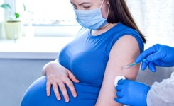 Ginekolog: Kobietom w ciąży zalecamy szczepienie przeciw COVID-19 po I trymestrze