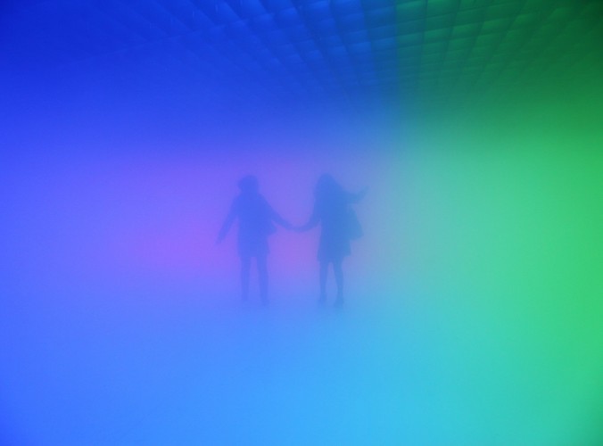 Zwiedzający oglądają instalację “Uczucia są faktami” autorstwa duńsko-islandzkiego artysty Olafura Eliassona i chińskiego architekta Ma Yansonga w Pekinie 11 kwietnia 2010