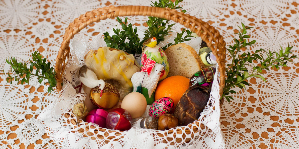 Tradycyjny koszyczek wielkanocny warto przygotować także w tym roku i poświęcić pokarmy w domu