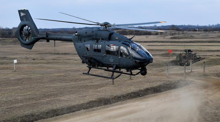 Ne ijedjen meg, ha alacsonyan szálló, esetleg lövéseket leadó helikoptereket lát, csak gyakorlat zajlik / Illusztráció / Fotó: MTI/Czeglédi Zsolt