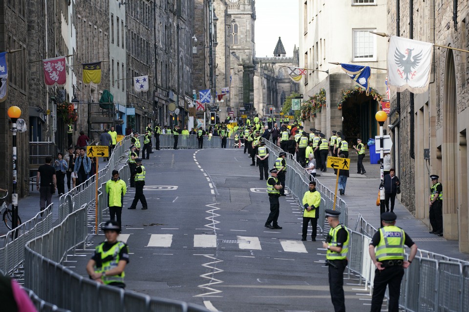 Służby czekają na konwój w Edynburgu