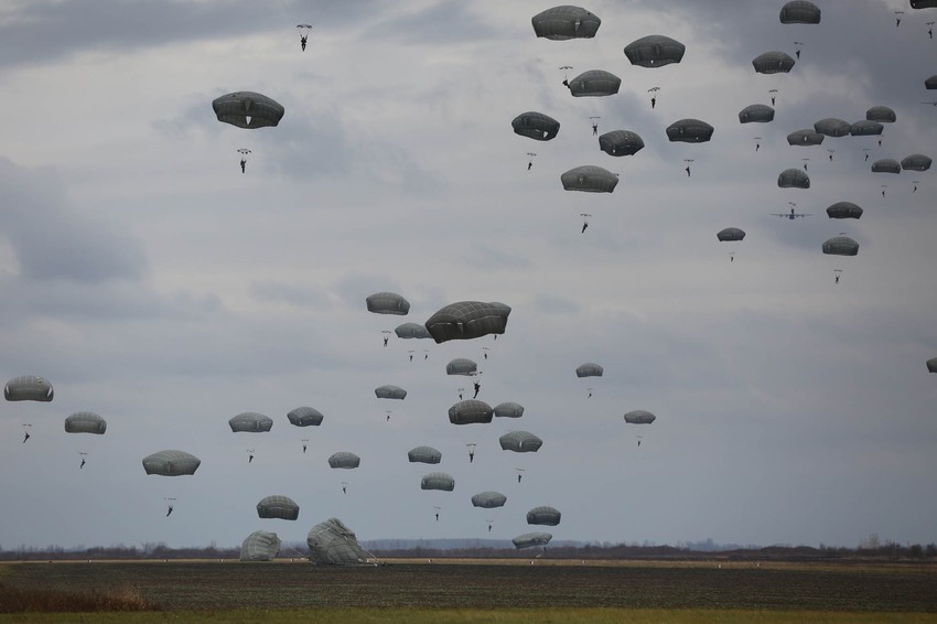 Svi padobranci prve grupe uspešno su izveli skok