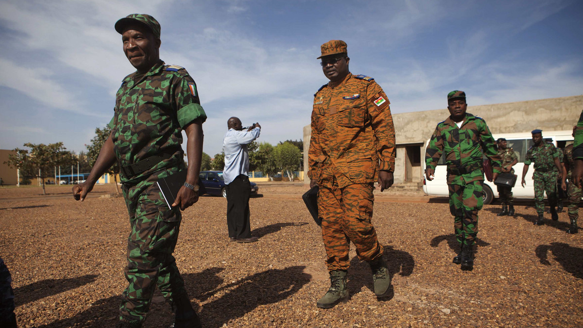 USA nie planują obecnie wysłania żołnierzy do Mali i nadal rozważają, jak inaczej pomóc siłom francuskim, walczącym tam z bojownikami powiązanymi z Al-Kaidą - powiedział we wtorek amerykański minister obrony Leon Panetta.
