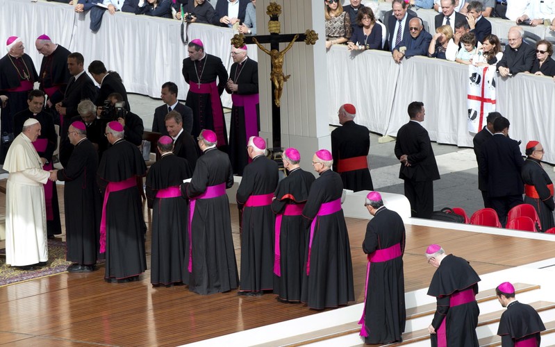 Synod w Watykanie to jednak nie tylko kłótnie - hierarchowie z całego świata opowiadają o problemach, jakie mają rodziny w ich krajach.