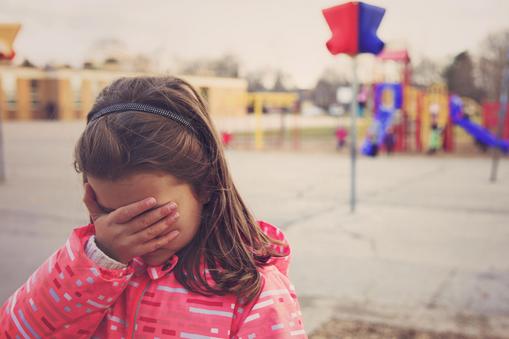 smutna dziewczynka plac zabaw dziecko płacz