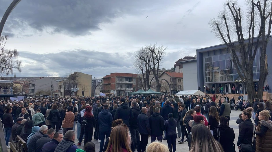 Veliki broj ljudi okupio se na protestu u Kočanima