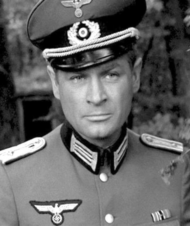 W 1968 roku narodził się jako Hans Kloss, a właściwie podszywający się pod oficera niemieckiego Polak – Stanisław Kolicki. I stał się ikoną polskiego filmu