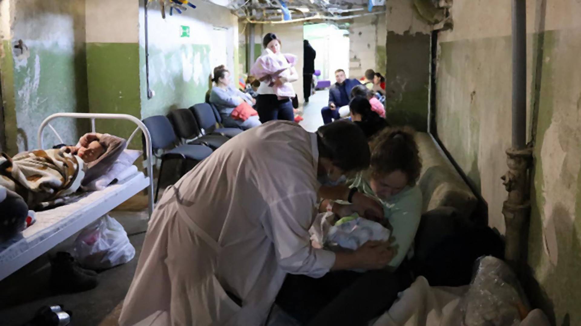 Rodzą się w kijowskich piwnicach. "Już zawsze będą dziećmi wojny" - pisze lekarz