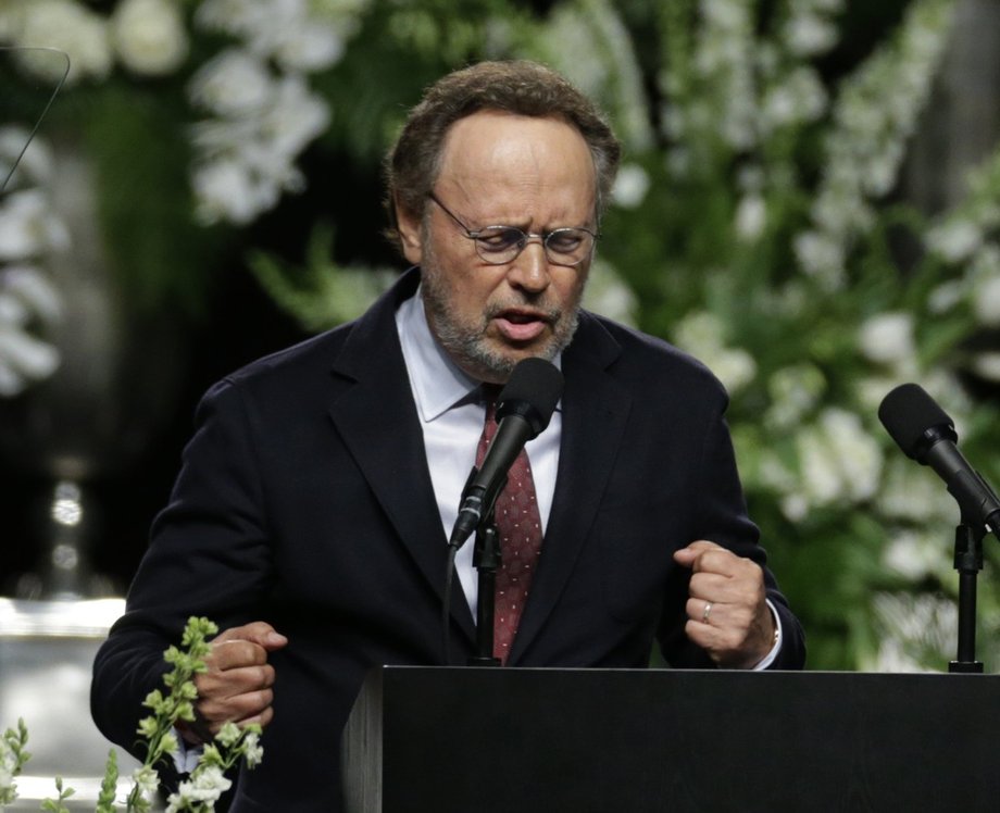 Billy Crystal podczas przemówienia na pogrzebie Muhammada Alego