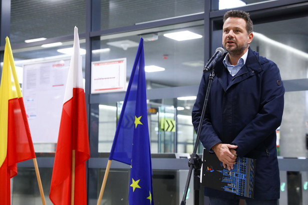 Prezydent stolicy Rafał Trzaskowski podczas uroczystego otwarcia nowego odcinka II linii Metra na stacji Metra Bródno w Warszawie