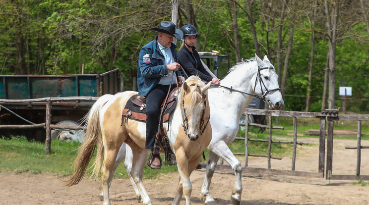 Dencsi Attila, a Veresi Western Ranch  tulajdonosa a hét végi csoportos tereplovaglásokat maga vezeti a lovarda vendégeinek /Fotó: Pozsonyi Zita