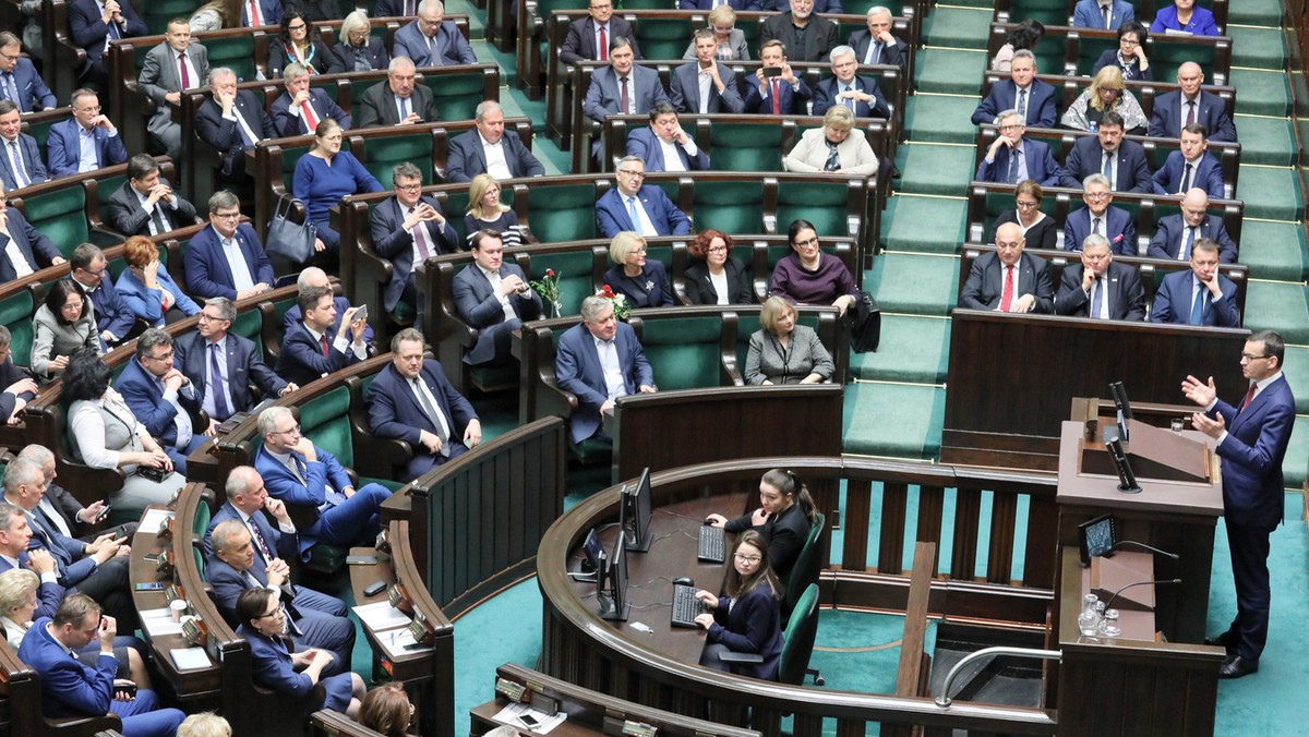 Gdyby wybory odbyły się jutro, na PiS głosowałoby 41,9 proc. wyborców, na Koalicję Obywatelską 32,1 proc., na ruch Kukiz'15 - 9 proc., na PSL - 6,4 proc. - wynika z sondażu Estymator przeprowadzonego na zlecenie portalu DoRzeczy.pl.