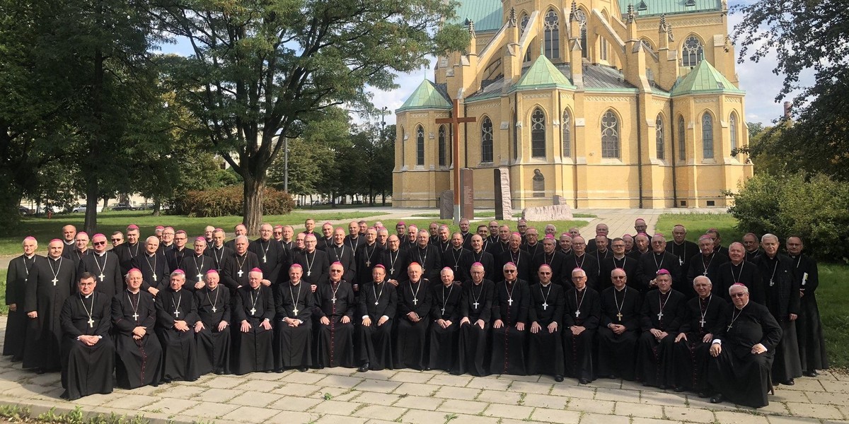 Tylu hierarchów i ani jednej maseczki