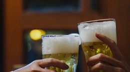 Tak uzależniamy się od alkoholu. Naukowcy: wystarczy raz mocno się upić