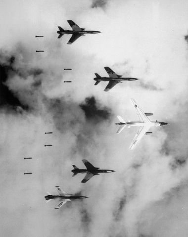 Bombowce amerykańskie w czasie operacji Rolling Thunder. National Archives and Records Administration, nr ARC (National Archives Identifier) 541862 (domena publiczna).