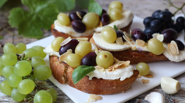 Sajtos-szőlős crostini / Fotó: Szöllősi-Kiss Orsi