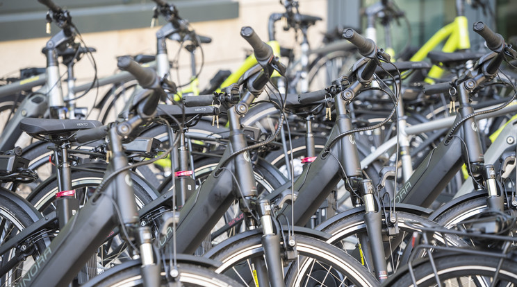 Elektromos rásegítésű kerékpárok az MVM Csoport Szentendrei úti székházában 2021. augusztus 10-én / Fotó. MTI/Mónus Márton