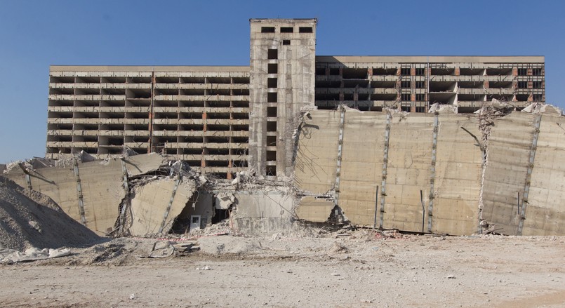 To miał być najnowocześniejszy szpital w Polsce. Dziś trwa jego wyburzanie