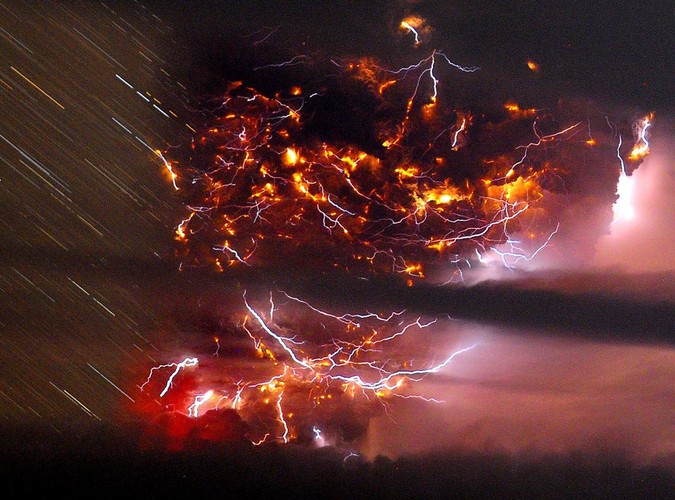 Wulkaniczna burza z piorunami po erupcji wulkanu Puyehue-Cordon Caulle w Chile