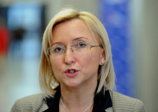 Kolejny skandal w rządzie Tuska: Bezprawnie zwolniono 64-letnią sekretarkę. Sąd kazał przywrócić ją do pracy