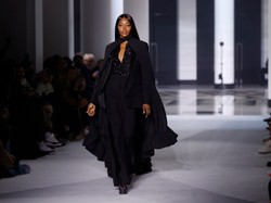 51-letnia Naomi Campbell pół roku tym, jak została mamą, wróciła na wybieg. FOTO