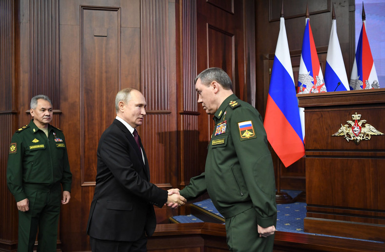Władimir Putin wita szefa sztabu Walerijowi Gierasimowowi. Z tyłu min. Sergiej Szojgu 21 grudnia 2020 r.