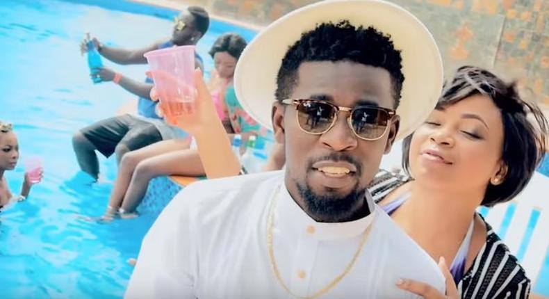 Bisa Kdei [a scene in the 'Ghana Mmaa' music video]