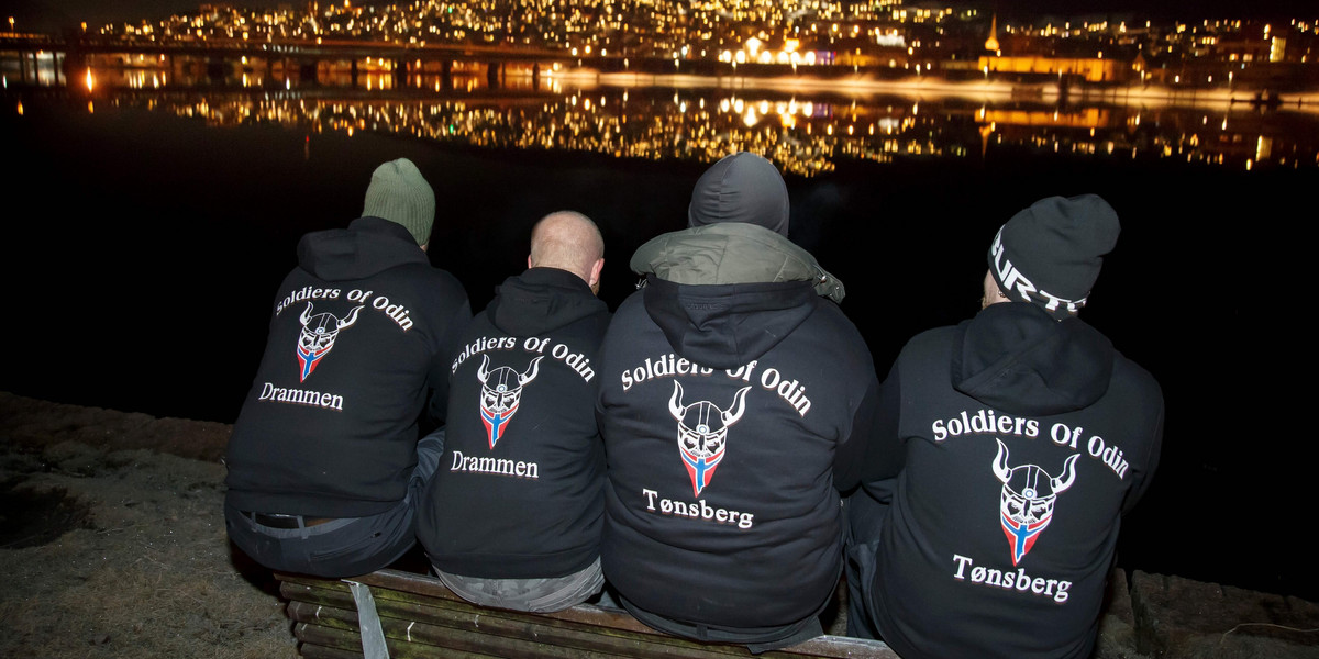 Członkowie organizacji Żołnierze Odyna patrolują Oslo
