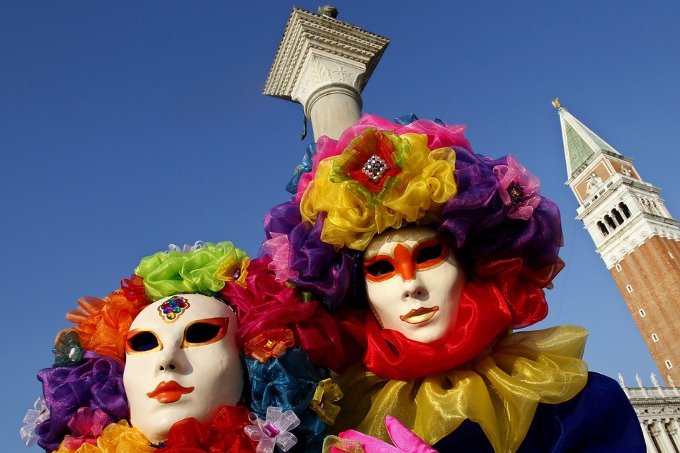 2010-02-07T123500Z_01_MXR04_RTRIDSP_3_ITALY-CARNIVAL.jpg