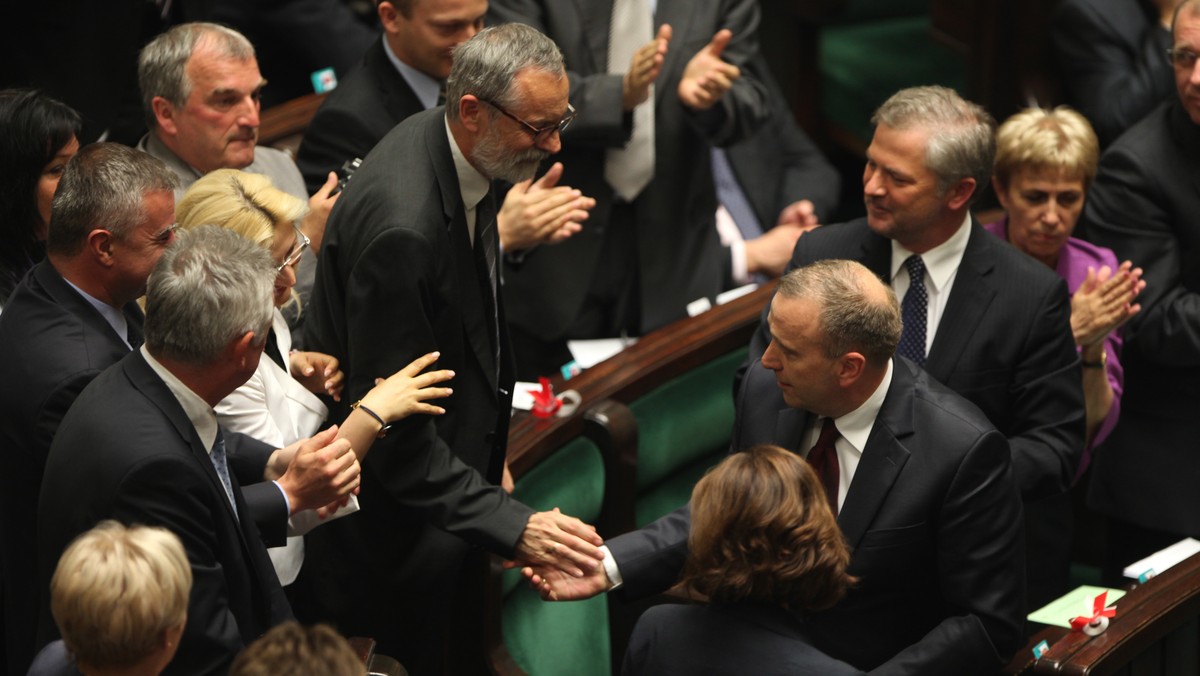 Posłowie Prawa i Sprawiedliwości, którzy wstrzymali się od głosu lub opuścili głosowanie w sprawie wyboru nowego marszałka Sejmu Grzegorz Schetyny, mają być ukarani finansowo - informuje "Rzeczpospolita". Mówi się także o groźbach niewpuszczania na listy wyborcze.