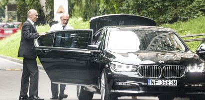 Macierewicz wozi się z ochroną jak premier