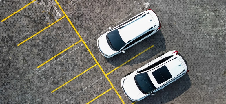 Mniej miejsc postojowych? Nowe przepisy mogą pogłębić parkingowy chaos w miastach