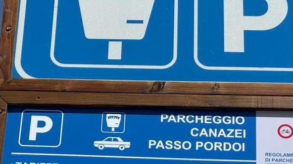 Miro ukázal cenu za parkovanie v talianskych Dolomitoch. 