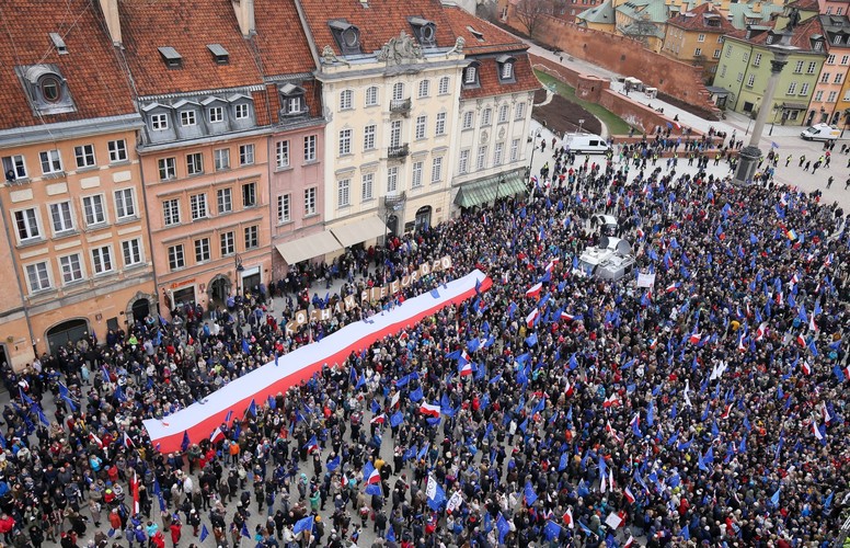 Marsz rozpoczął się na placu na Rozdrożu odśpiewaniem hymnu UE 