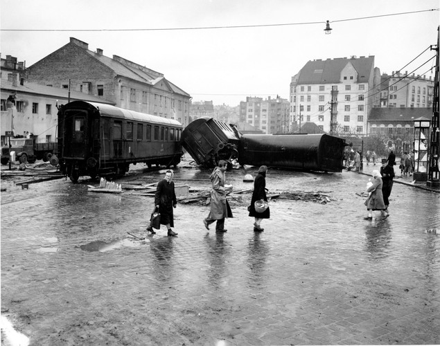 Budapeszt' 56 - barykada z tramwajów w stolicy Węgier