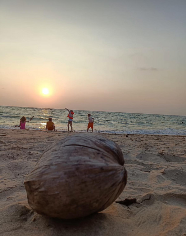 Rodzina Clarke spędza czas na plaży w Tajlandii