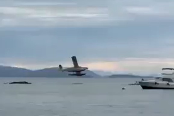 (VIDEO) SRUŠIO SE AVION! Letelica kod Sijetla pala u more i zapalila se, delovi rasuti po stenama: Lekari se bore za život jedne osobe