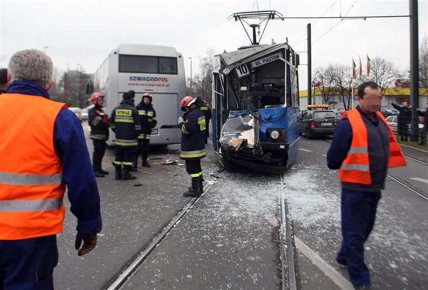 YPADEK AUTOKR ZDERZYL SIE Z TRAMWAJEM NA RONDZIE MATECZNYM KRAKOW