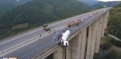 Przerażający wypadek na autostradzie. Cysterna zawisła nad przepaścią