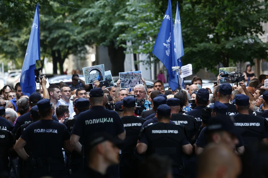 Šešelj i radikali pred kordonom policije ispred CZKD