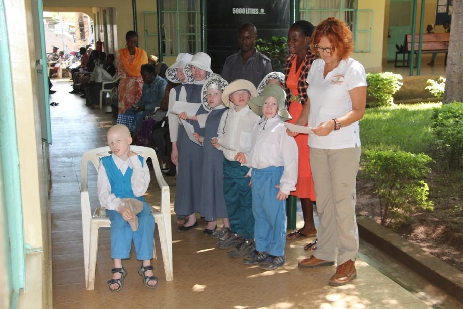 Dr Iwona Filipecka podczas badania wzroku dzieci w Tanzanii