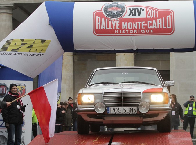 Polska załoga Mateusz Damięcki / Monika Krogulska w Mercedes-Benz 280 CE na starcie do XIV Rajdu Monte Carlo Samochodów Historycznych