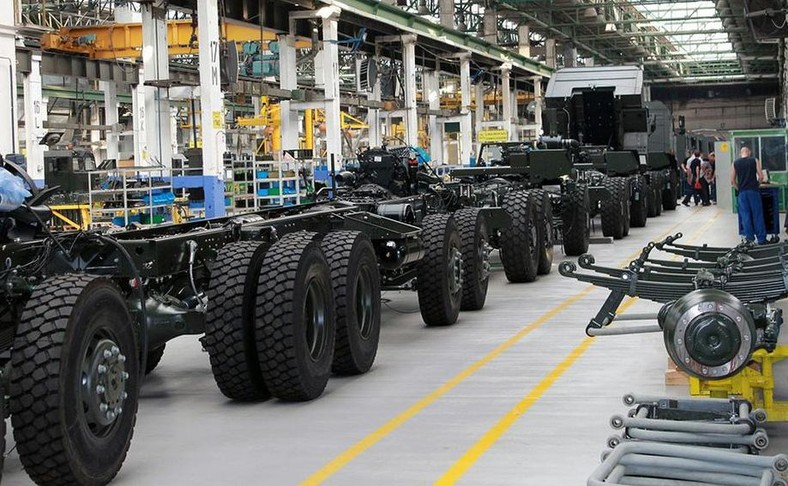 Jelcz wyprodukuje nowe pojazdy dla polskiego wojska. Zobacz, co kupi