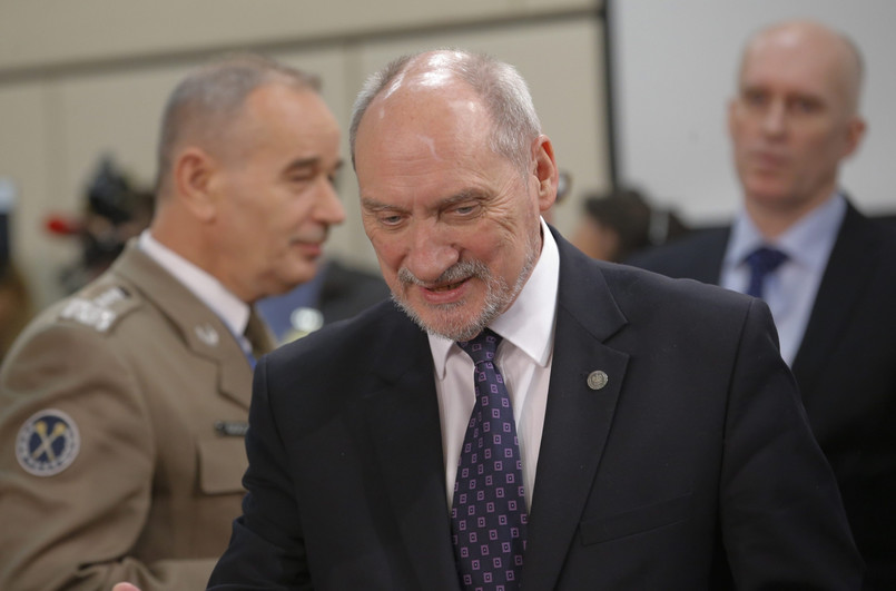 Minister obrony Antoni Macierewicz zapowiedział, że również Polska włączy się w działania koalicji.