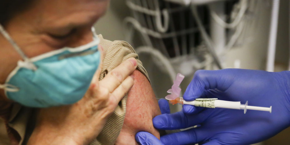 Już kilka krajów ruszyło z programami szczepień przeciwko koronawirusowi, które mogą położyć kres trwającej pandemii. Na zdjęciu szczepionka podawana obywatelowi USA. W piątek na COVID-19 zaszczepił się m.in. wiceprezydent Mike Pence.