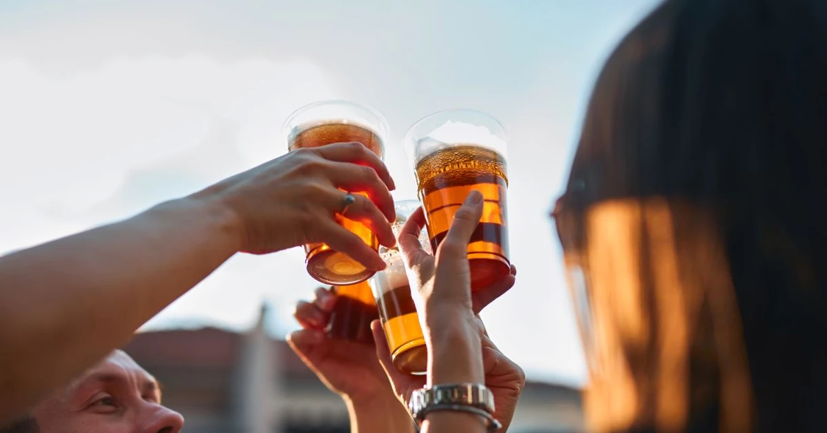 Większość spraw dot. nielegalnych reklam alkoholu jest umarzana. Ekspertka nie pozostawia złudzeń