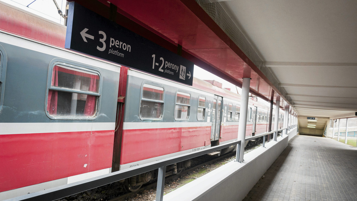 PKP udostępniły dziś podróżnym gruntownie zmodernizowany dworzec kolejowy Kraków Płaszów. Jak podkreślają władze spółki, jest to siódma tego typu inwestycja zrealizowana przez przewoźnika w Małopolsce w ciągu ostatnich trzech lat. Planowane są kolejne cztery.