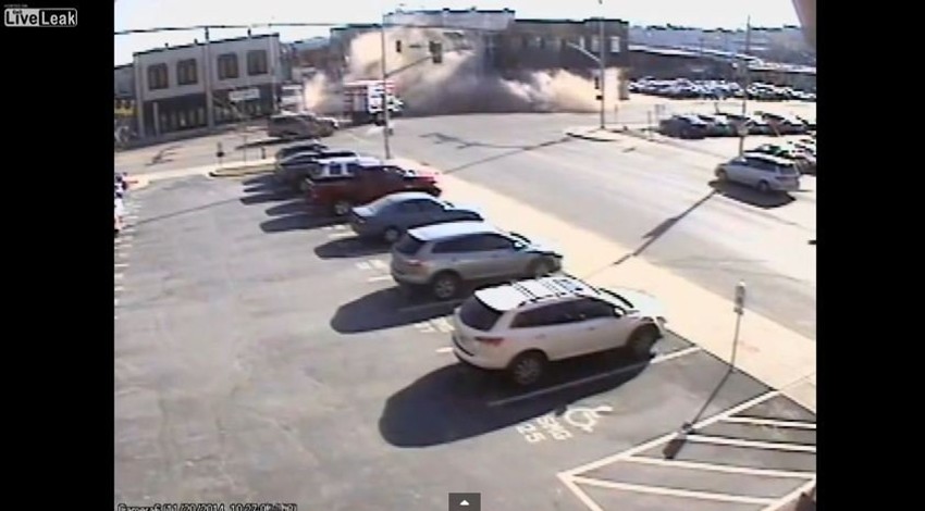 Sigurno nije očekivala da će od udarca cela zgrada da se sruši