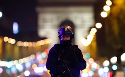 ISIS bierze odpowiedzialność za zamach w centrum Paryża.  Terrorysta został zastrzelony